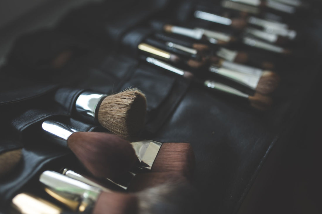 Make-upkwasten en cosmetica netjes uitgestald