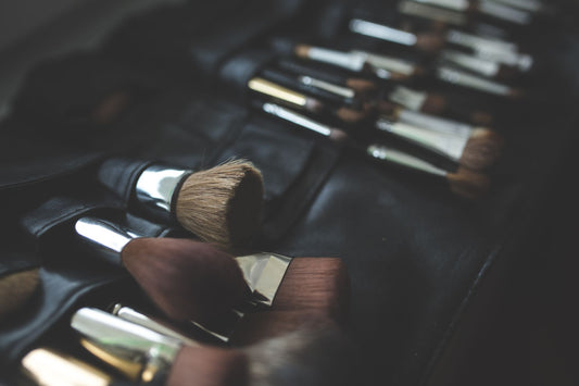Make-upkwasten en cosmetica netjes uitgestald