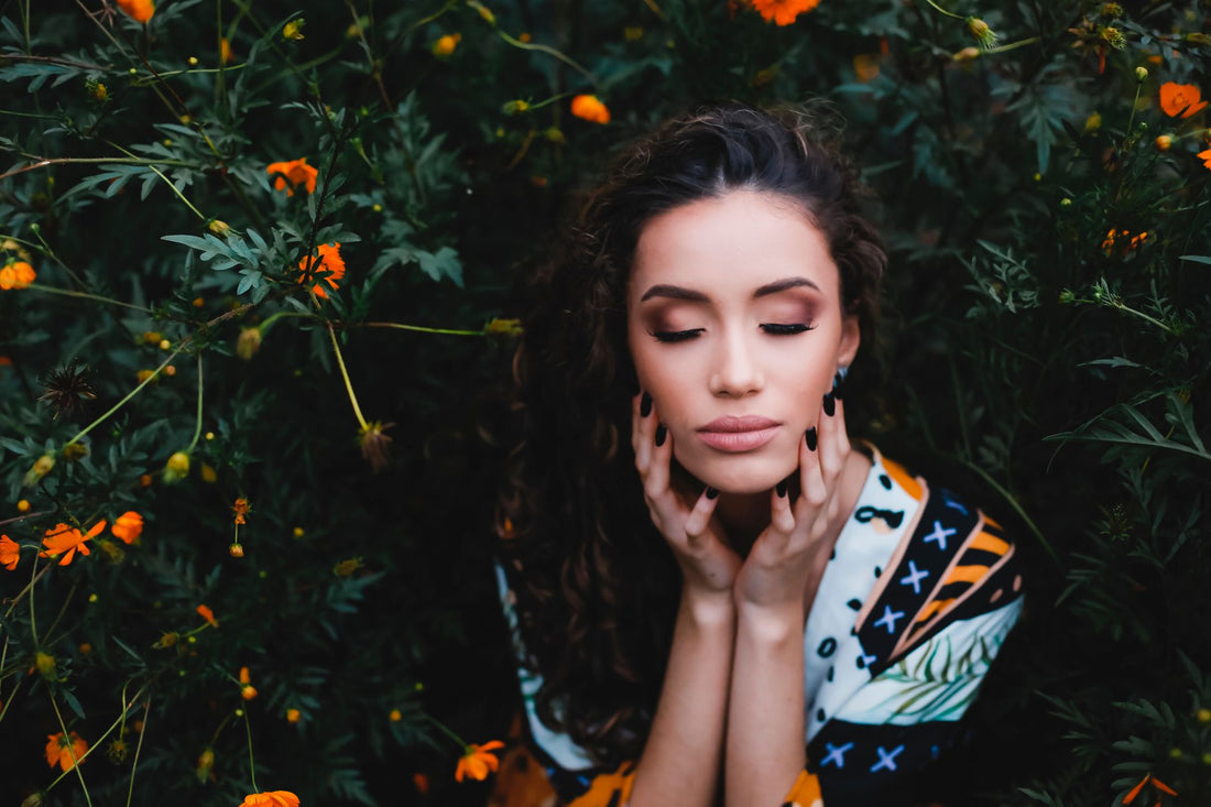 Vrouw met lichte zomerse make-up in de zon