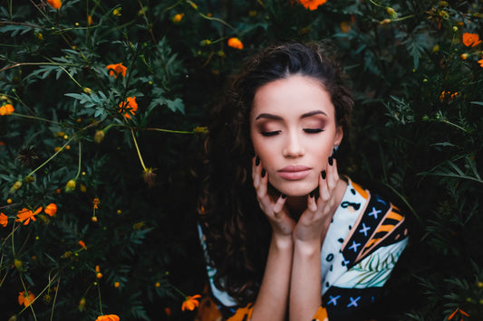 Vrouw met lichte zomerse make-up in de zon