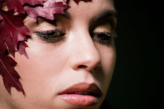Herfstmake-up met warme bessentinten op lippen en wangen