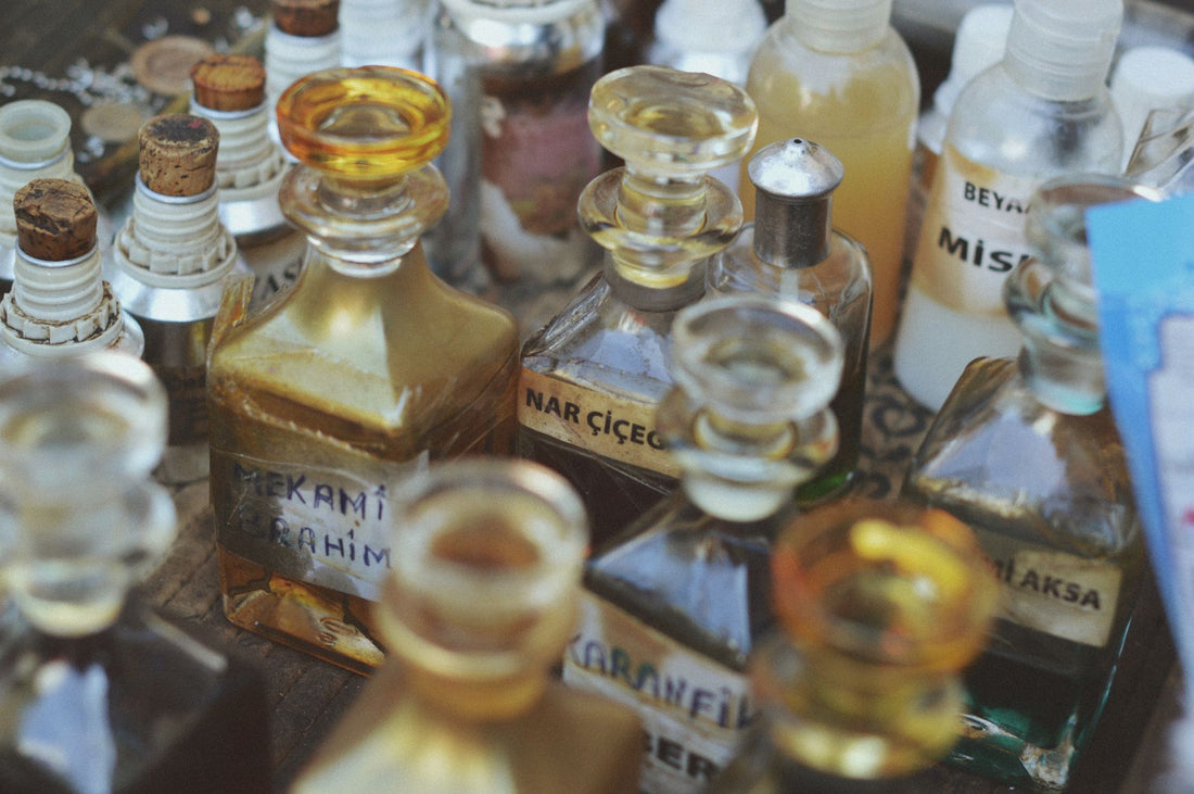 Verschillende parfumflesjes naast elkaar voor fragrance layering