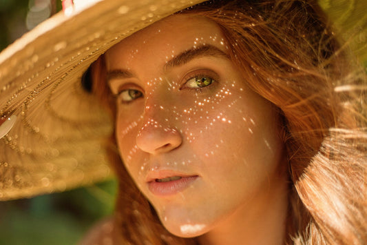 Vrouw met glowy zomer-make-up en zachte blush