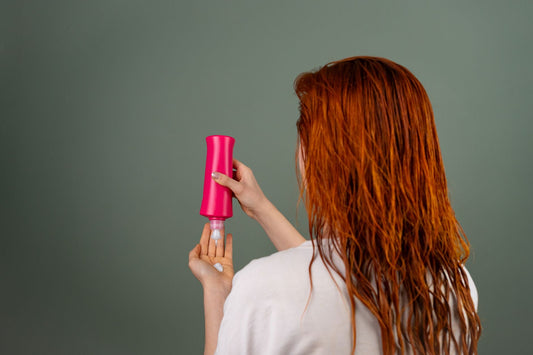 Vrouw met vol, gezond en glanzend haar - scalp care trend 2026