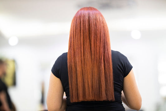 Vrouw met spiegelglad, glanzend steil haar - glass hair trend