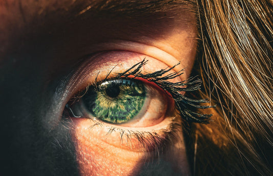 Close-up van natuurlijke wimpers en oogmake-up