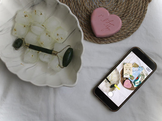 Vrouw koelt haar gezicht tijdens haar skincare-routine