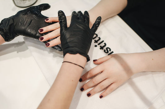 Verzorgde handen met een salonwaardige gelmanicure thuis