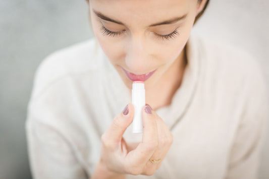 Verzorgde lippen met lipbalsem - lip skinification trend 2026