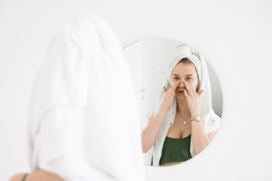 Vrouw met gezonde, stralende huid tijdens skincare-routine