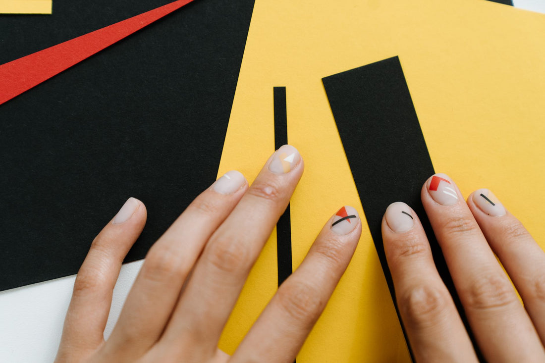 Close-up van nail art met grafische patronen op de nagels
