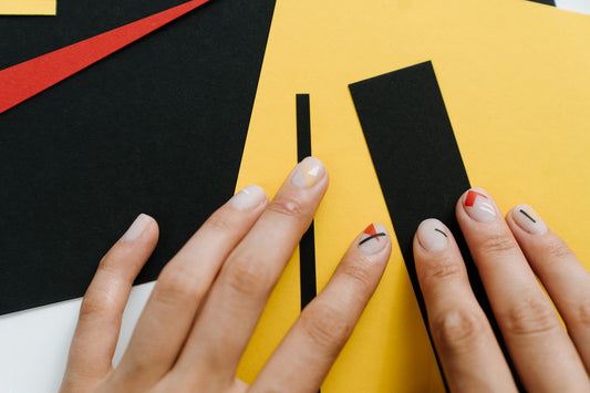 Close-up van nail art met grafische patronen op de nagels