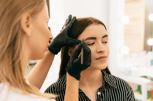 Close-up van verzorgde, opgeborstelde wenkbrauwen met make-up