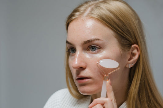Vrouw doet een gezichtsmassage voor facial sculpting en de-puffing