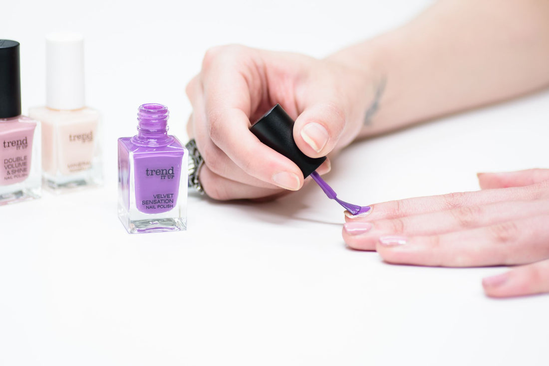 Close-up van een manicure met paarse nagellak voor velvet nails