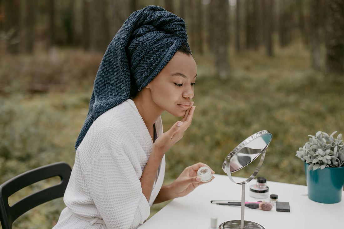 Vrouw met rustige ochtendroutine voor een gestreste huid
