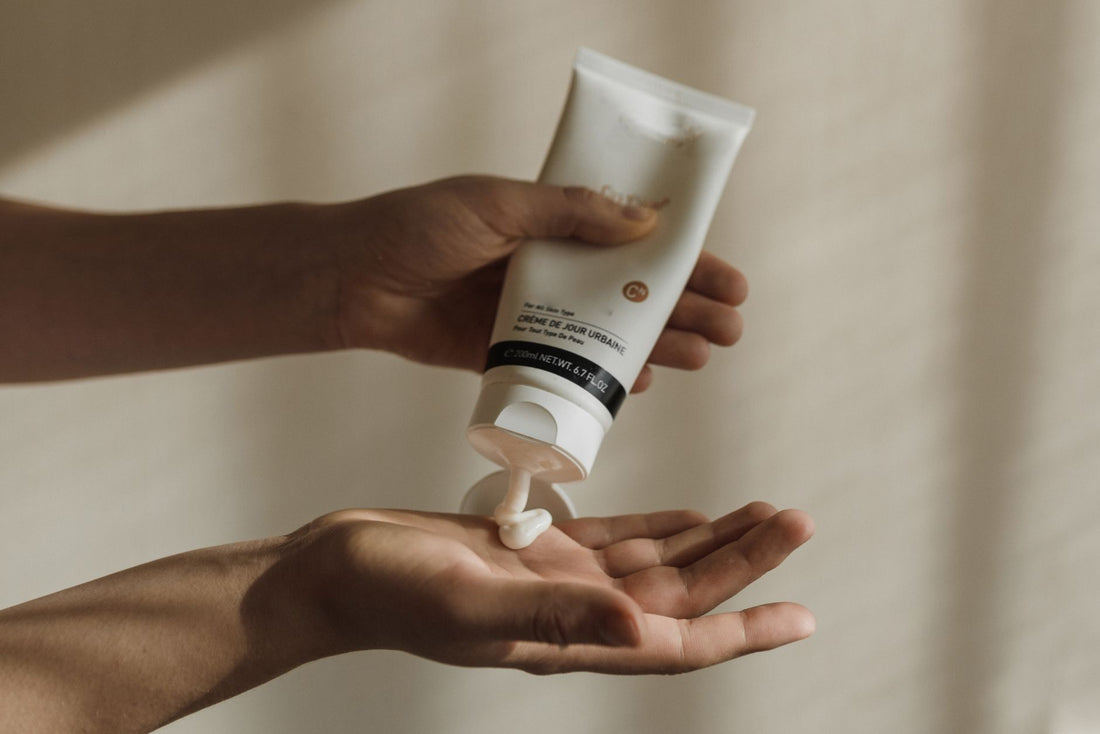 Vrouw smeert handcrème op haar handen als onderdeel van haar verzorgingsroutine