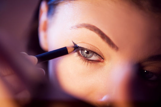 Close-up van een vrouw die nauwkeurig eyeliner aanbrengt