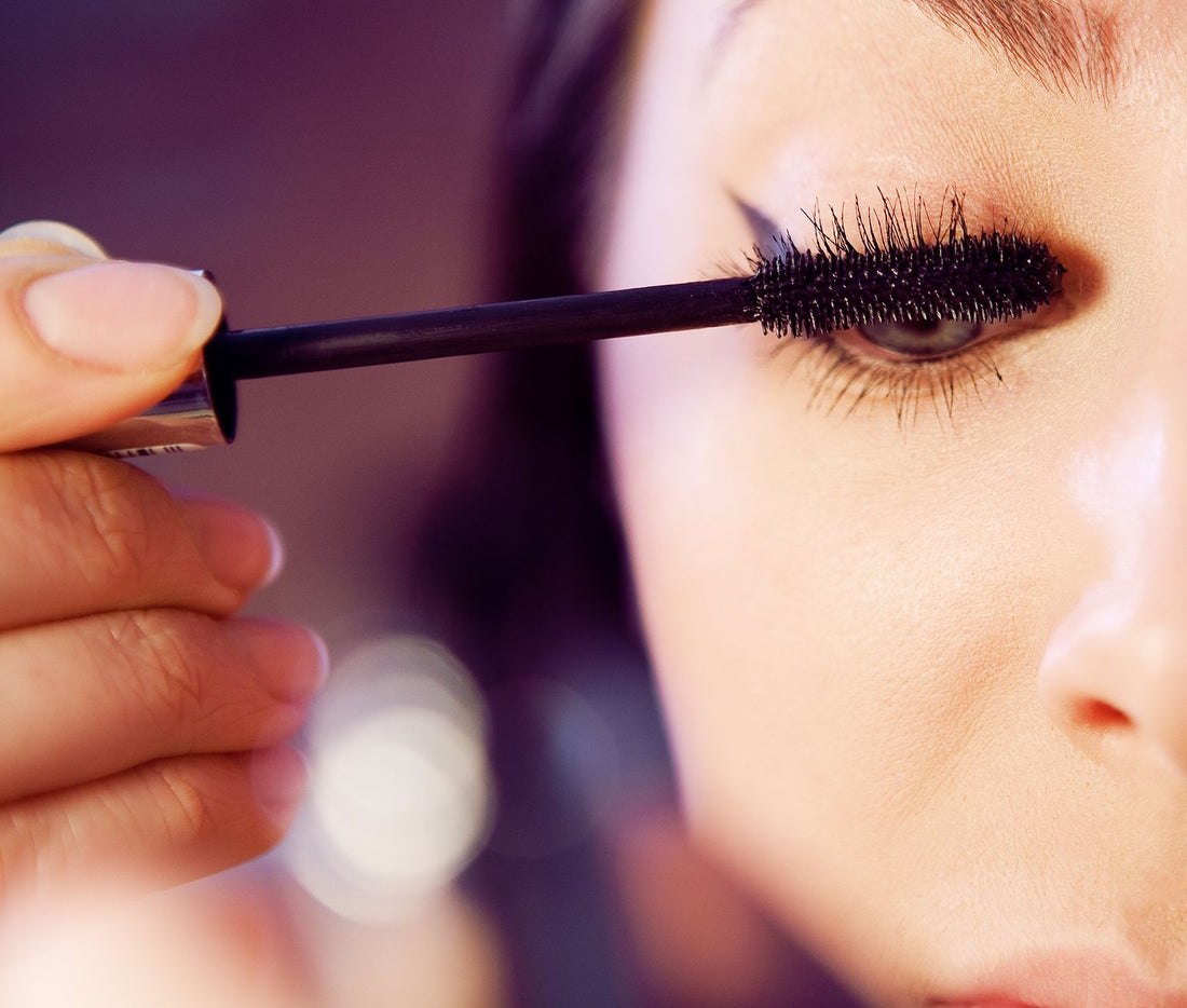 Close-up van fladderende, gekrulde wimpers in de fluttery lashes-trend van 2026