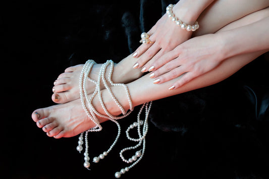 Handen met een glanzende parelmoer-manicure