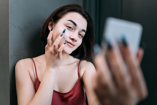 Vrouw met stralende, gehydrateerde glazed glow huid