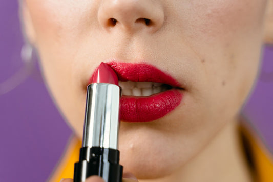 Vrouw brengt lippenstift aan voor een matte herfstlook