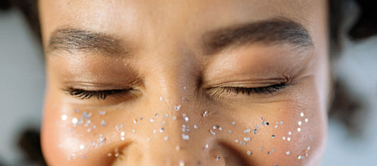 Close-up van een oog met glinsterende metallic oogschaduw