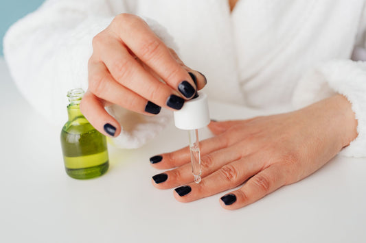 Verzorgde nagels tijdens een manicure - nagelcycling voor gezonde nagels