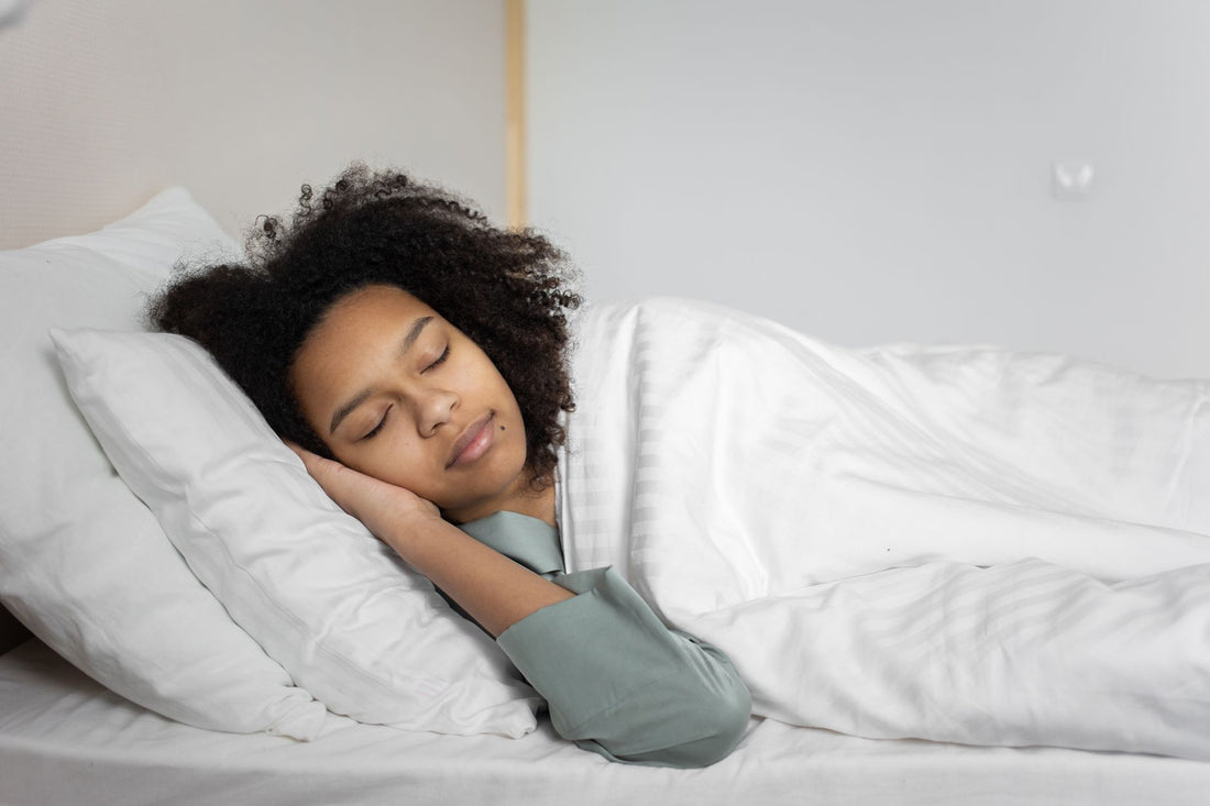 Vrouw slaapt rustig met slaapmasker voor een betere huid