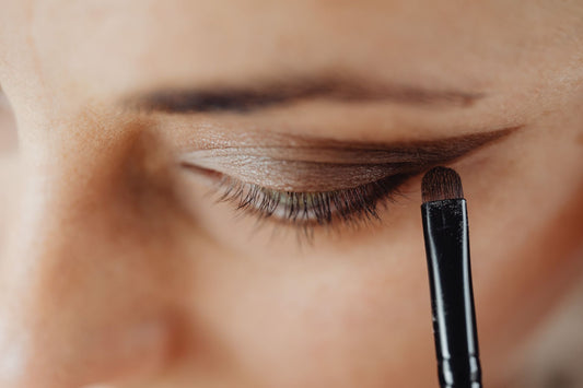 Warme bruine make-uplook in espressotinten voor de herfst