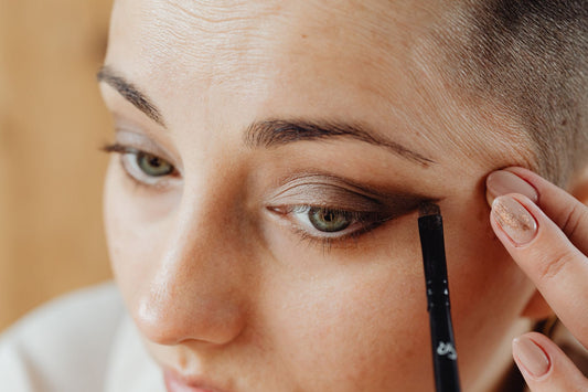 Close-up van een vrouw die oogmake-up aanbrengt