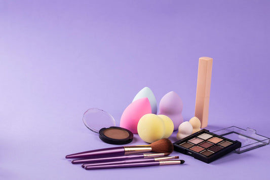 Make-upproducten en kwasten netjes uitgestald voor een snelle make-uproutine