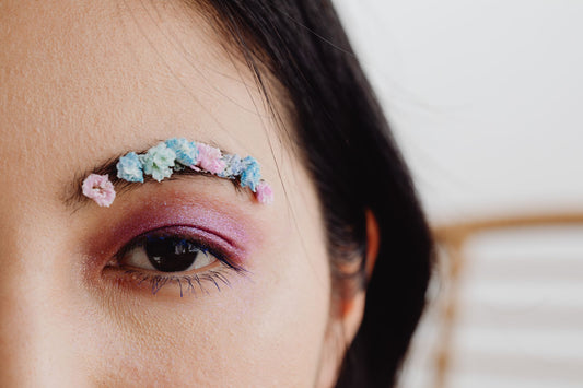 Vrouw met zachte pastelkleurige oogschaduw in lavendel en blauw