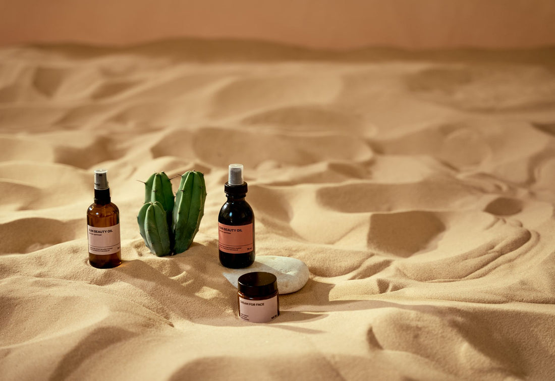 Minimalistische skincare-producten op een lichte achtergrond, symbool voor de less is more beauty-trend van 2026