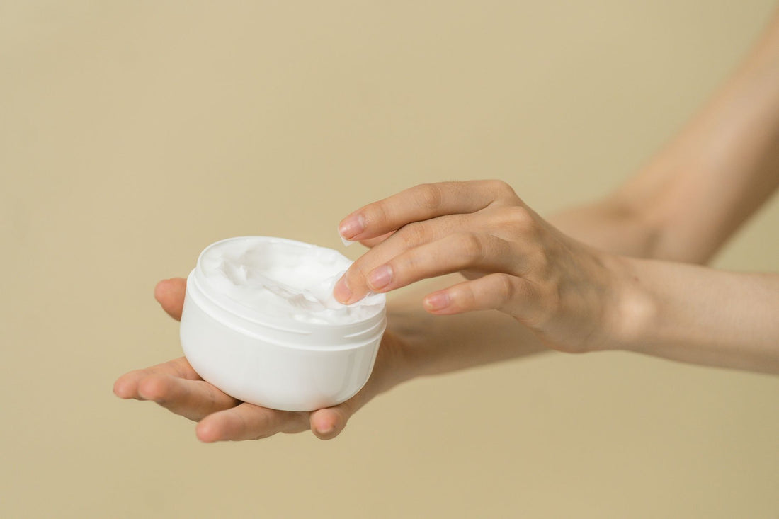 Vrouw brengt hydraterende skincare aan voor een skin flooding routine