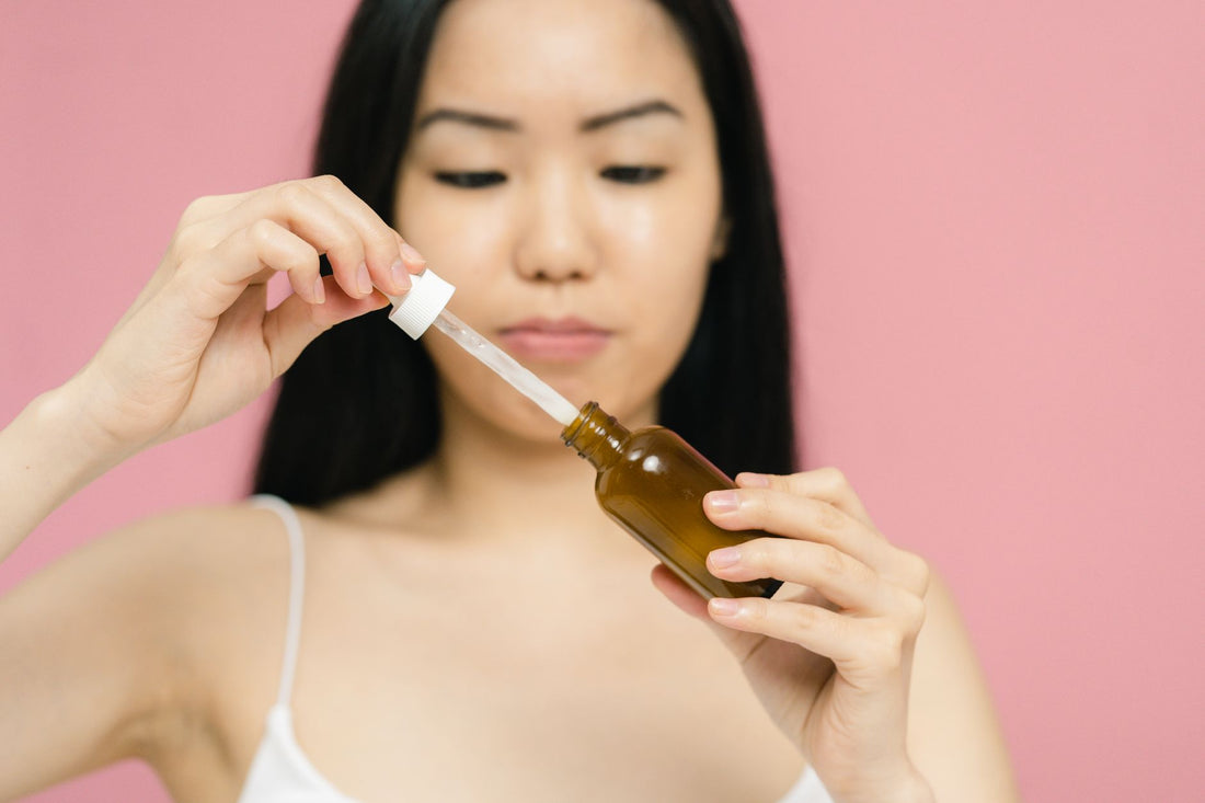 Vrouw brengt serum aan voor een egale huid zonder pigmentvlekken