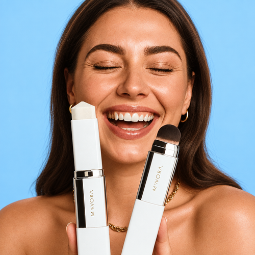 Vrouw met de MIVORA MagicMatch foundation stick